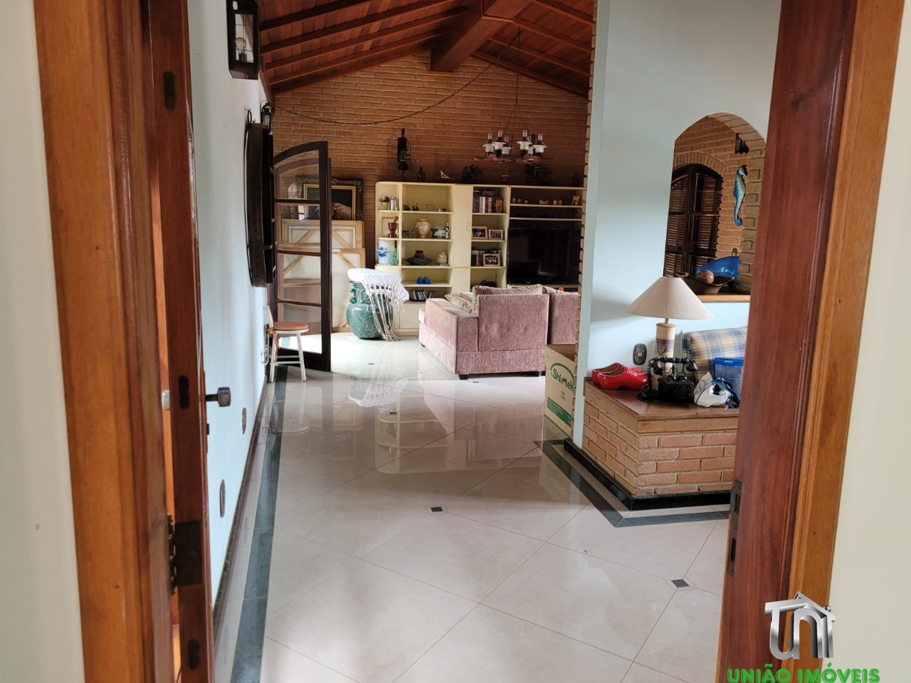 Casa de Luxo à Venda em Bragança Paulista-SP, Recanto Amapola: 4 suítes, 6 salas, piscina, churrasqueira, 10 vagas. Venha conferir!