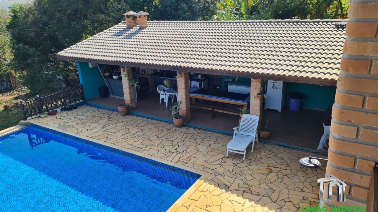 Chácara dos Sonhos em Guaraiúva, Vargem-SP: 4 Quartos, 3 Suítes, Vista para Represa e Privacidade Total!
