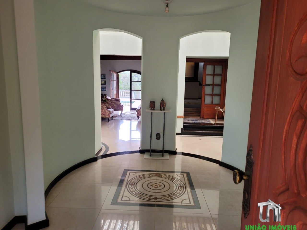 Casa de Luxo à Venda em Bragança Paulista-SP, Recanto Amapola: 4 suítes, 6 salas, piscina, churrasqueira, 10 vagas. Venha conferir!