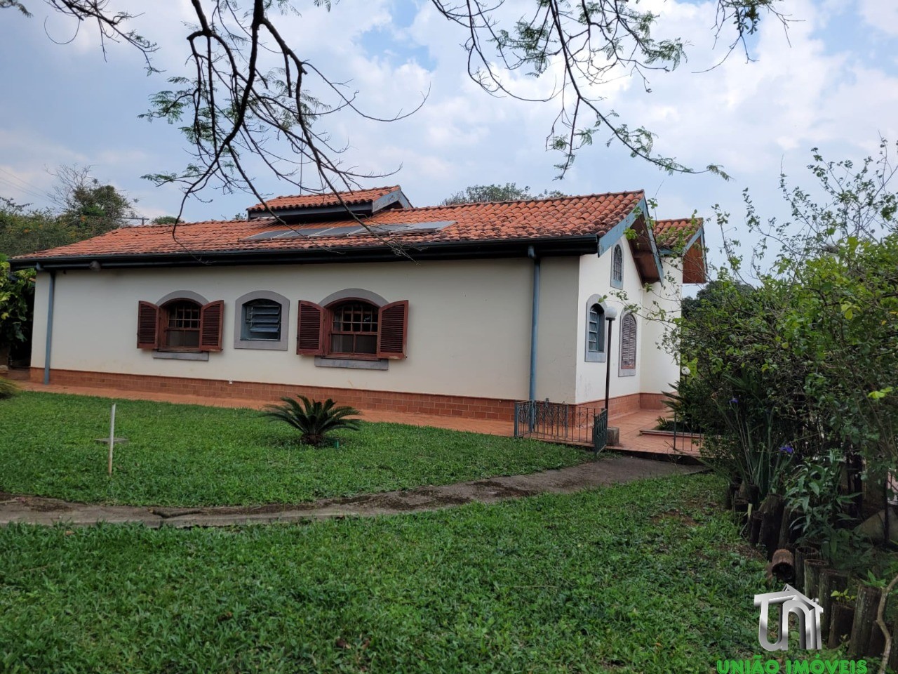 Casa de Luxo à Venda em Bragança Paulista-SP, Recanto Amapola: 4 suítes, 6 salas, piscina, churrasqueira, 10 vagas. Venha conferir!