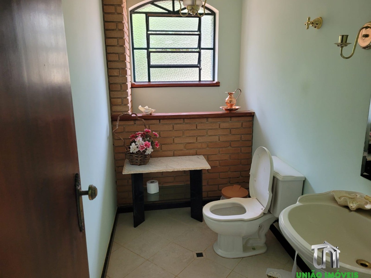 Casa de Luxo à Venda em Bragança Paulista-SP, Recanto Amapola: 4 suítes, 6 salas, piscina, churrasqueira, 10 vagas. Venha conferir!