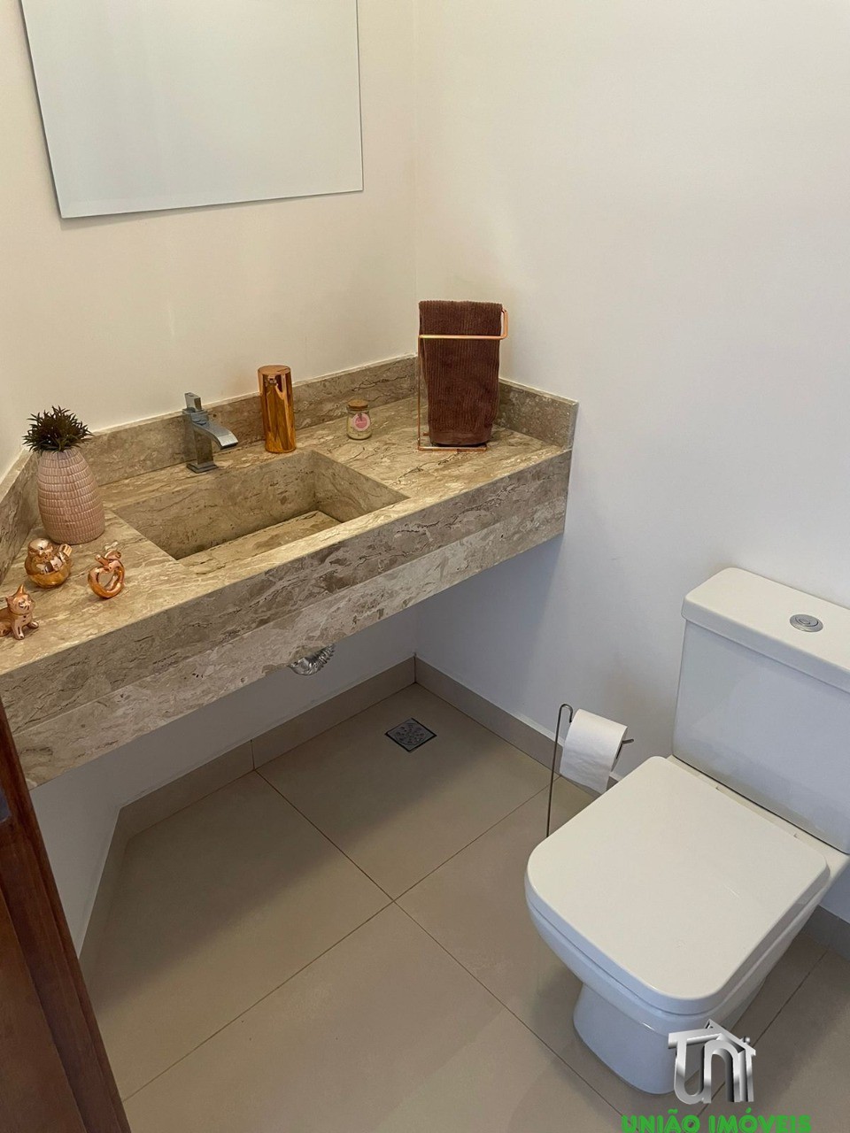 Encantadora casa térrea à venda no condomínio villa real de 