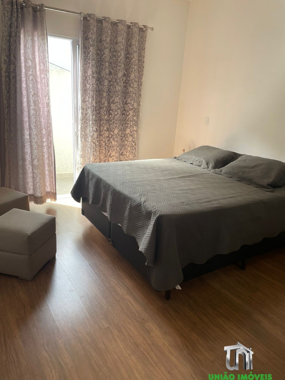 Encantadora casa térrea à venda no condomínio villa real de 