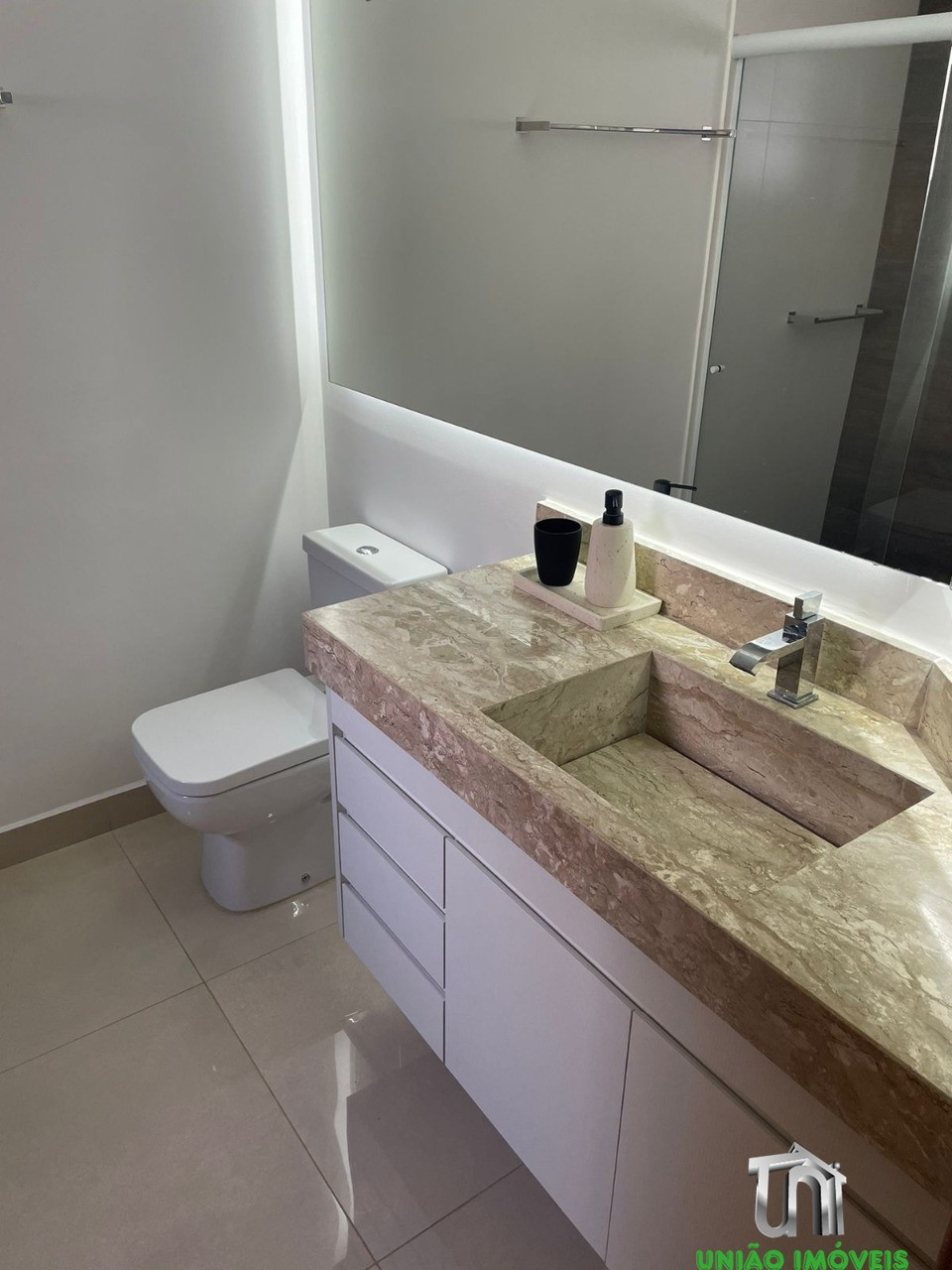 Encantadora casa térrea à venda no condomínio villa real de 