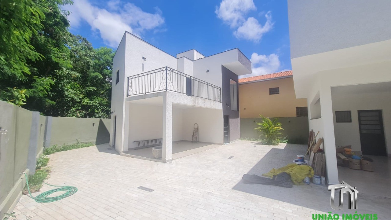 Casa de Luxo à Venda ou Locação em Bragança Paulista-SP, Bairro Santa Luzia! 2 Suítes, Sala Ampla, 3 Vagas de Garagem. Venha Conferir!