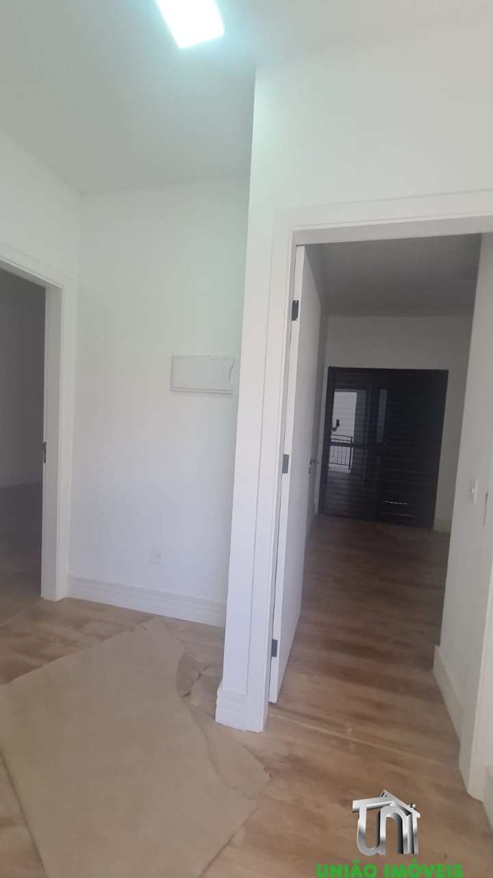 Casa de Luxo à Venda ou Locação em Bragança Paulista-SP, Bairro Santa Luzia! 2 Suítes, Sala Ampla, 3 Vagas de Garagem. Venha Conferir!