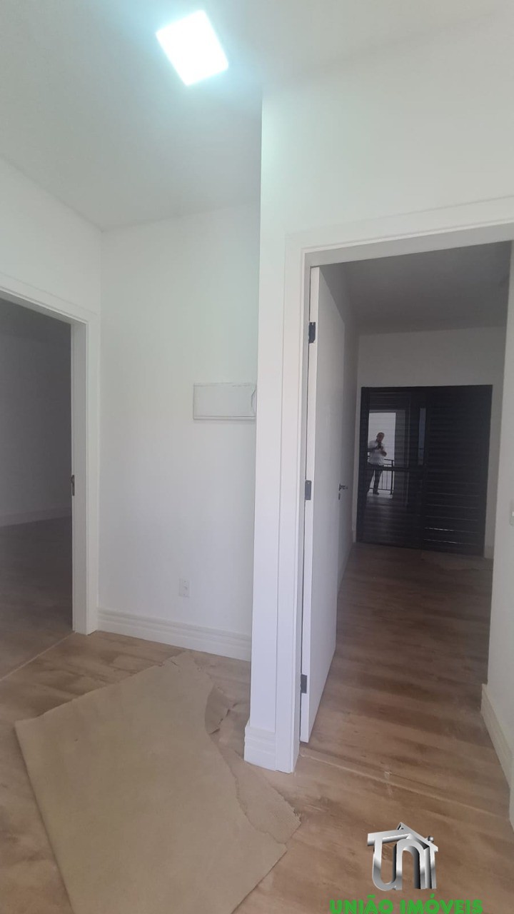 Casa de Luxo à Venda ou Locação em Bragança Paulista-SP, Bairro Santa Luzia! 2 Suítes, Sala Ampla, 3 Vagas de Garagem. Venha Conferir!