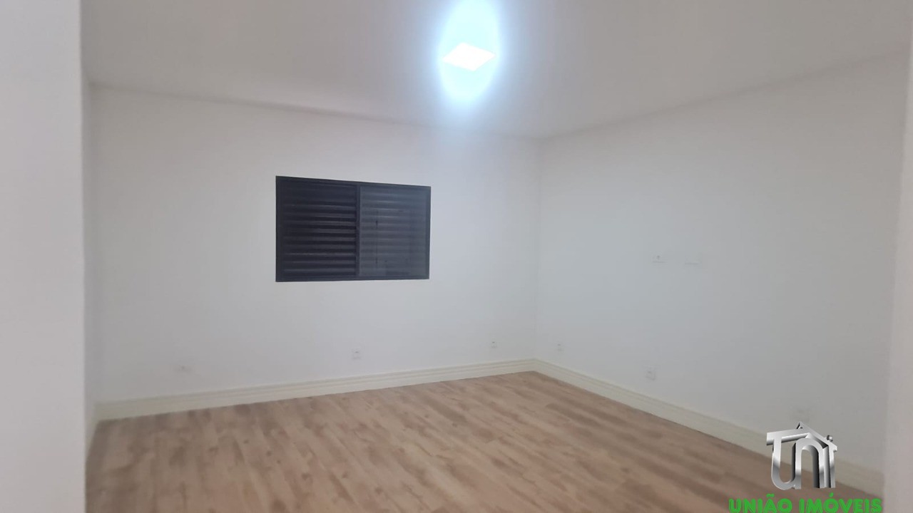 Casa de Luxo à Venda ou Locação em Bragança Paulista-SP, Bairro Santa Luzia! 2 Suítes, Sala Ampla, 3 Vagas de Garagem. Venha Conferir!