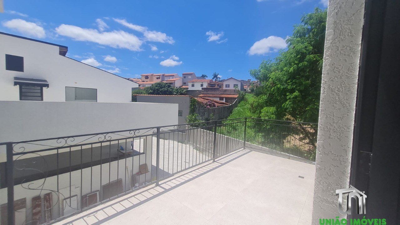 Casa de Luxo à Venda ou Locação em Bragança Paulista-SP, Bairro Santa Luzia! 2 Suítes, Sala Ampla, 3 Vagas de Garagem. Venha Conferir!