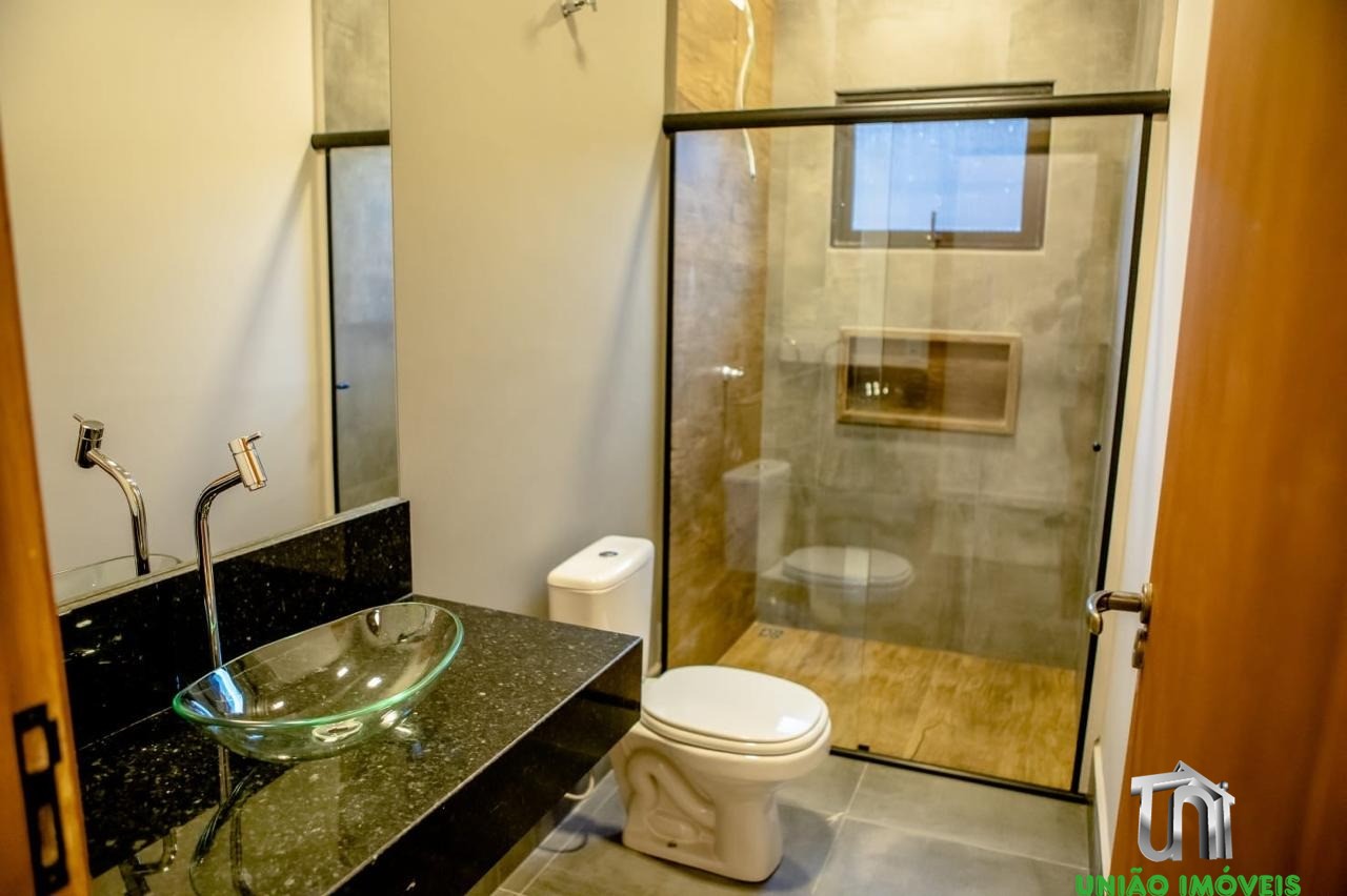 Imperdível! Casa à venda no Jardim Lago do Moinho em Bragança Paulista-SP, com 3 quartos, 1 suíte, 1 sala, churrasqueira e piscina.