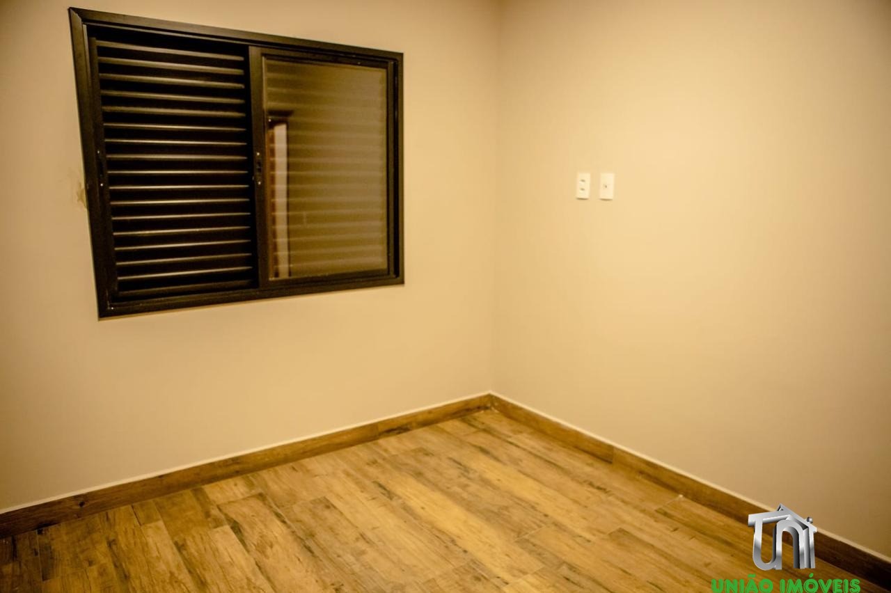Imperdível! Casa à venda no Jardim Lago do Moinho em Bragança Paulista-SP, com 3 quartos, 1 suíte, 1 sala, churrasqueira e piscina.