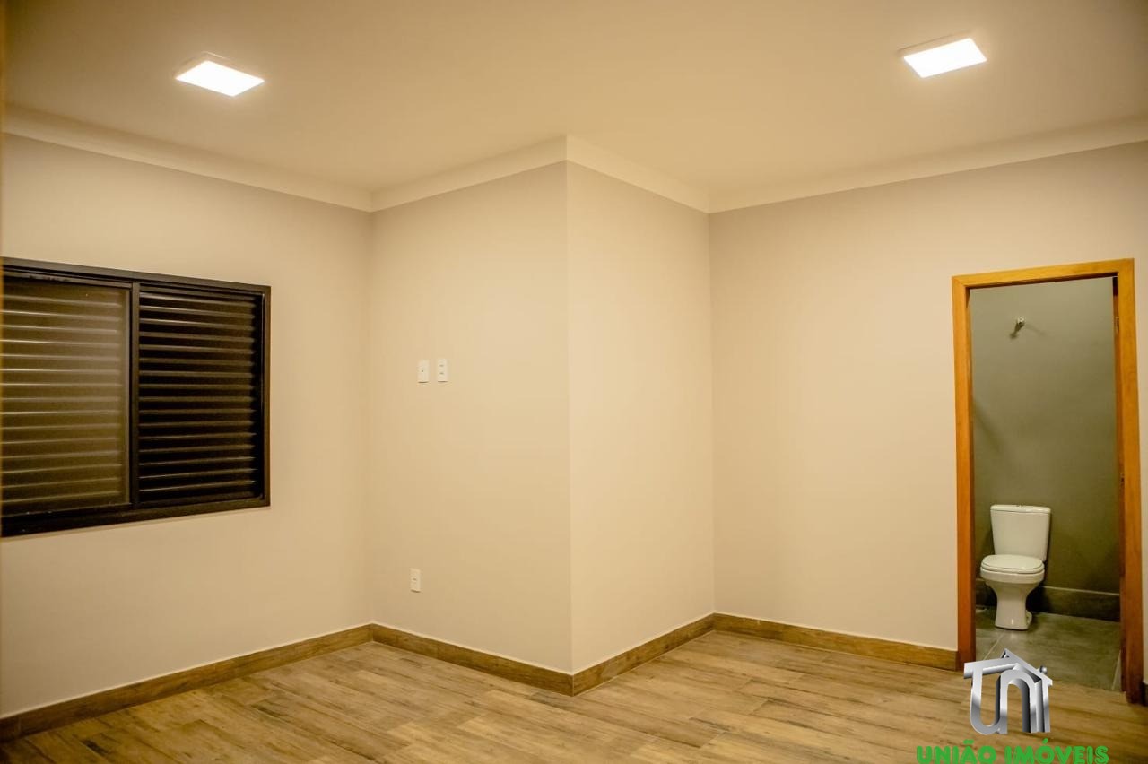 Imperdível! Casa à venda no Jardim Lago do Moinho em Bragança Paulista-SP, com 3 quartos, 1 suíte, 1 sala, churrasqueira e piscina.