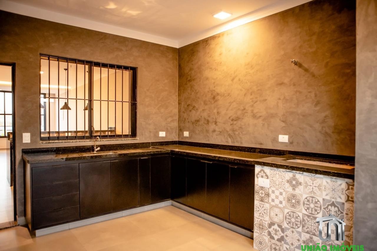 Imperdível! Casa à venda no Jardim Lago do Moinho em Bragança Paulista-SP, com 3 quartos, 1 suíte, 1 sala, churrasqueira e piscina.