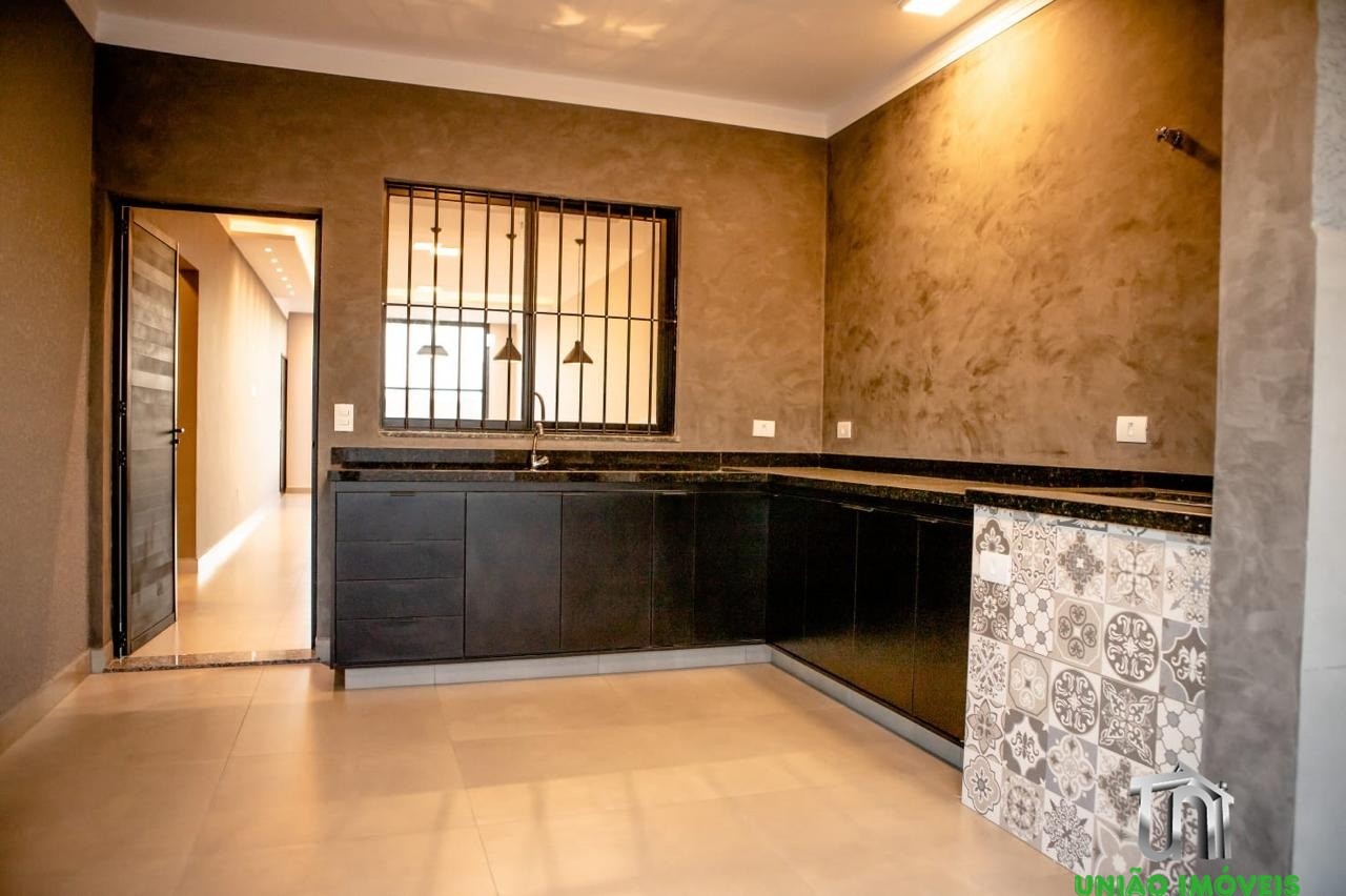 Imperdível! Casa à venda no Jardim Lago do Moinho em Bragança Paulista-SP, com 3 quartos, 1 suíte, 1 sala, churrasqueira e piscina.