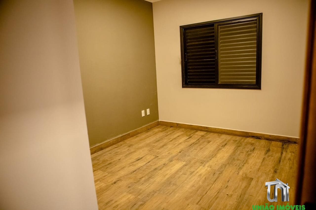 Imperdível! Casa à venda no Jardim Lago do Moinho em Bragança Paulista-SP, com 3 quartos, 1 suíte, 1 sala, churrasqueira e piscina.