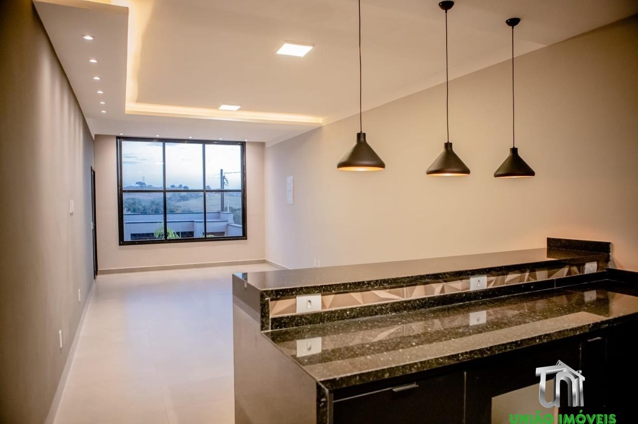 Imperdível! Casa à venda no Jardim Lago do Moinho em Bragança Paulista-SP, com 3 quartos, 1 suíte, 1 sala, churrasqueira e piscina.