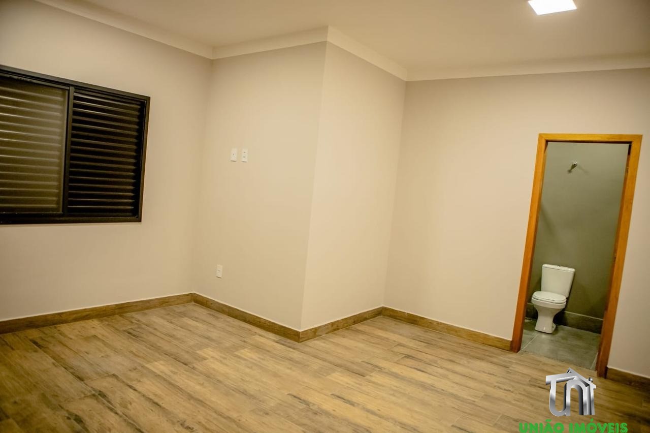 Imperdível! Casa à venda no Jardim Lago do Moinho em Bragança Paulista-SP, com 3 quartos, 1 suíte, 1 sala, churrasqueira e piscina.