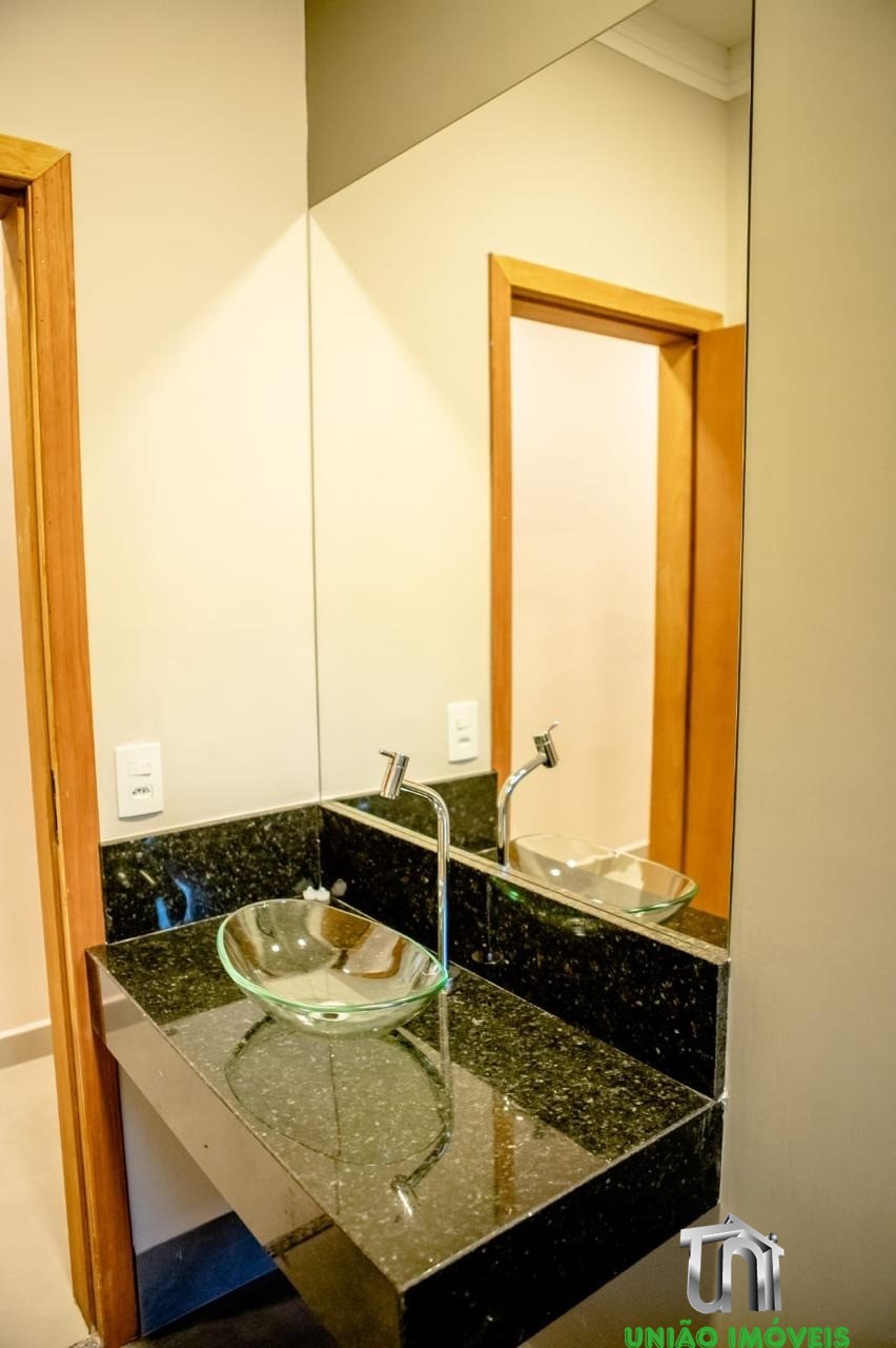 Imperdível! Casa à venda no Jardim Lago do Moinho em Bragança Paulista-SP, com 3 quartos, 1 suíte, 1 sala, churrasqueira e piscina.