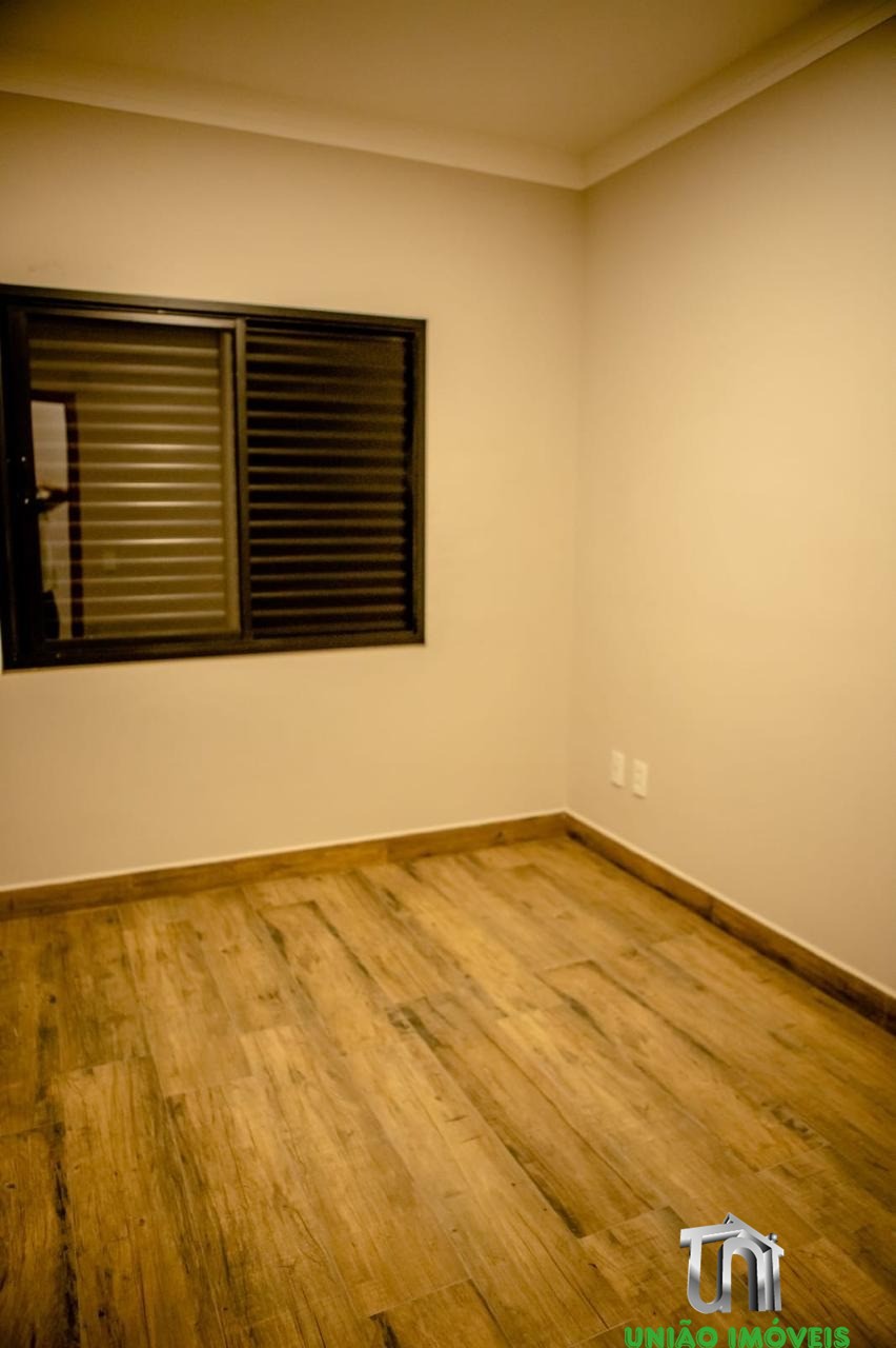 Imperdível! Casa à venda no Jardim Lago do Moinho em Bragança Paulista-SP, com 3 quartos, 1 suíte, 1 sala, churrasqueira e piscina.