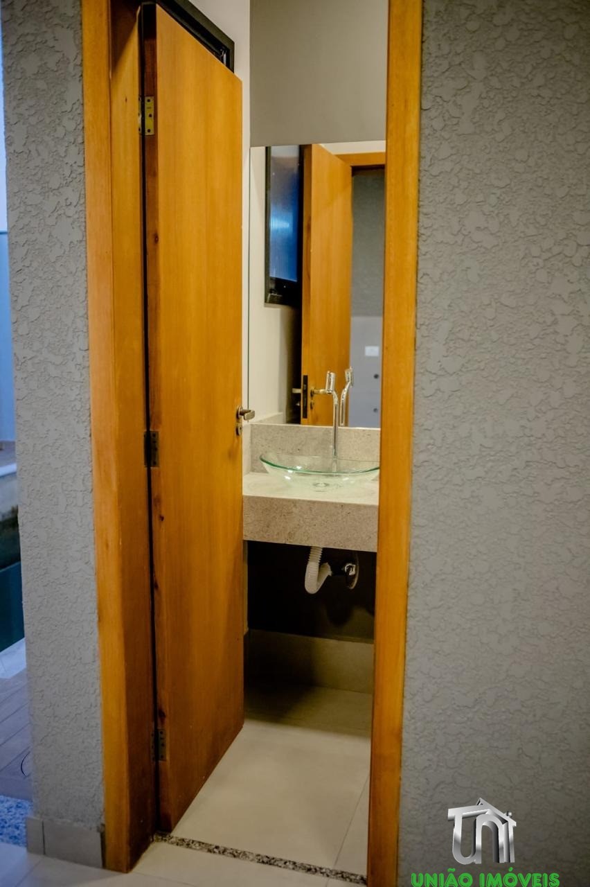 Imperdível! Casa à venda no Jardim Lago do Moinho em Bragança Paulista-SP, com 3 quartos, 1 suíte, 1 sala, churrasqueira e piscina.