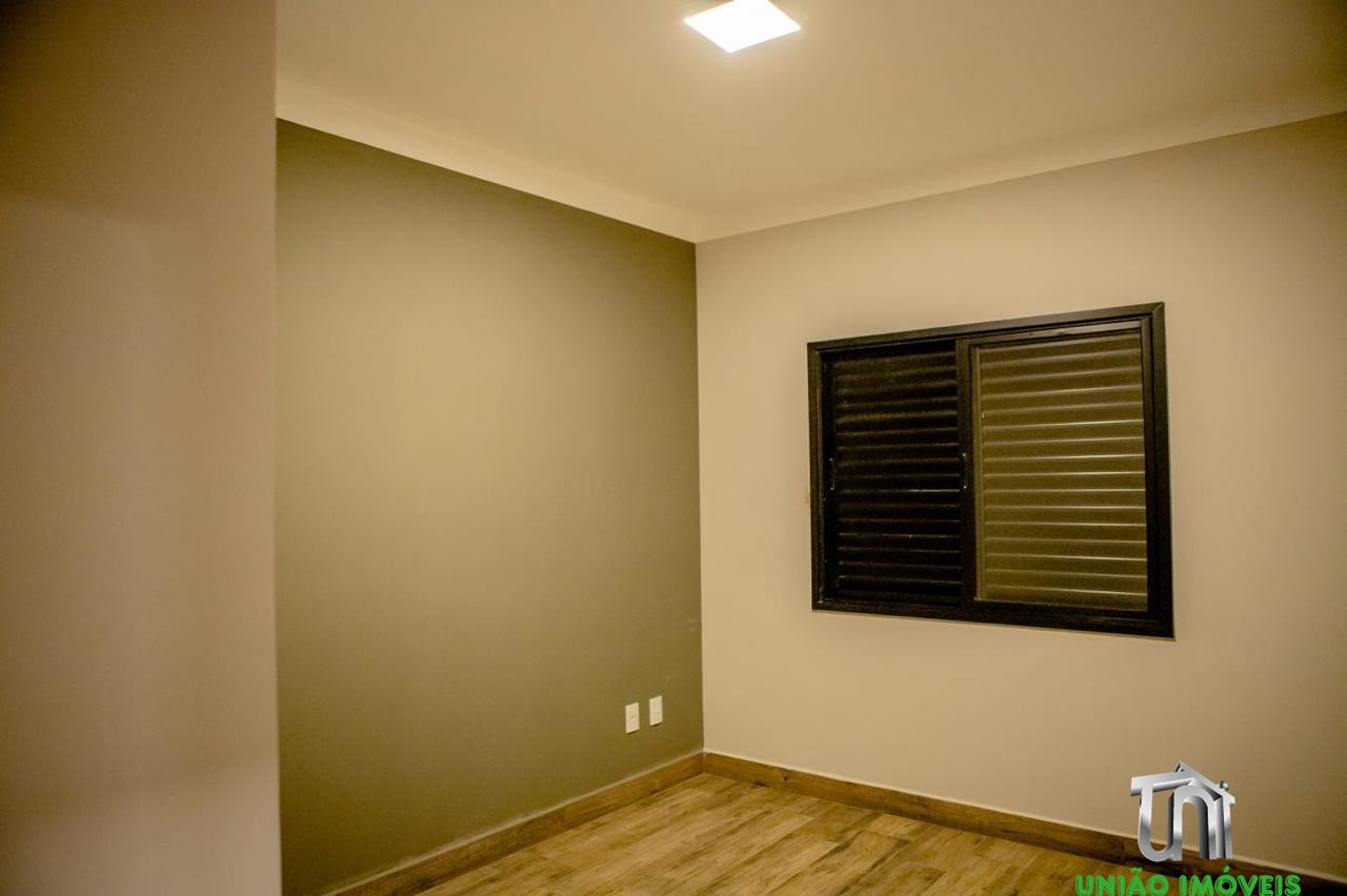 Imperdível! Casa à venda no Jardim Lago do Moinho em Bragança Paulista-SP, com 3 quartos, 1 suíte, 1 sala, churrasqueira e piscina.
