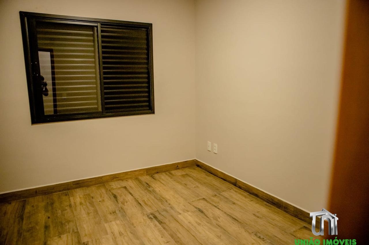 Imperdível! Casa à venda no Jardim Lago do Moinho em Bragança Paulista-SP, com 3 quartos, 1 suíte, 1 sala, churrasqueira e piscina.