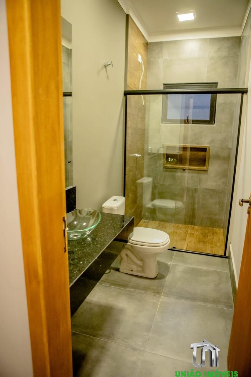 Imperdível! Casa à venda no Jardim Lago do Moinho em Bragança Paulista-SP, com 3 quartos, 1 suíte, 1 sala, churrasqueira e piscina.