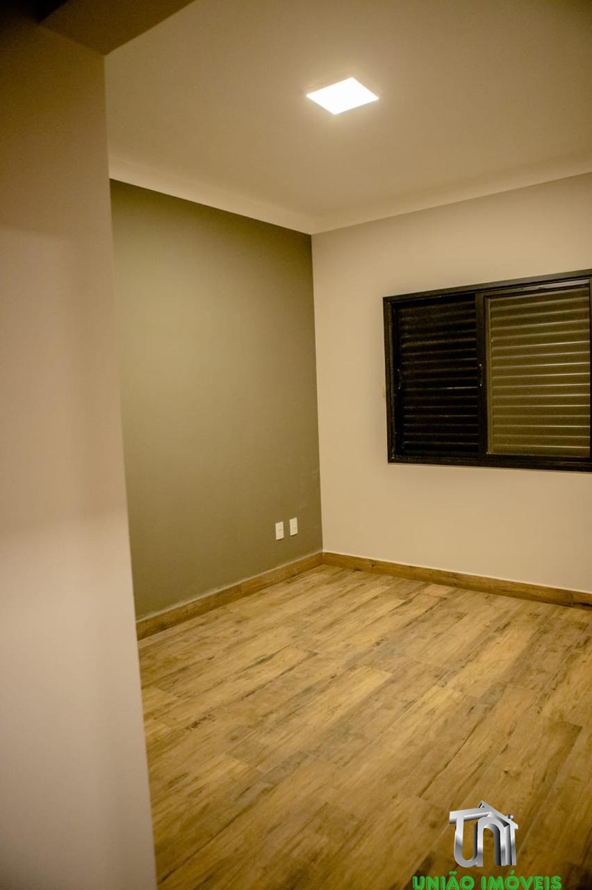 Imperdível! Casa à venda no Jardim Lago do Moinho em Bragança Paulista-SP, com 3 quartos, 1 suíte, 1 sala, churrasqueira e piscina.