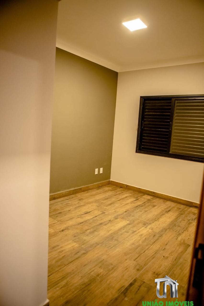 Imperdível! Casa à venda no Jardim Lago do Moinho em Bragança Paulista-SP, com 3 quartos, 1 suíte, 1 sala, churrasqueira e piscina.