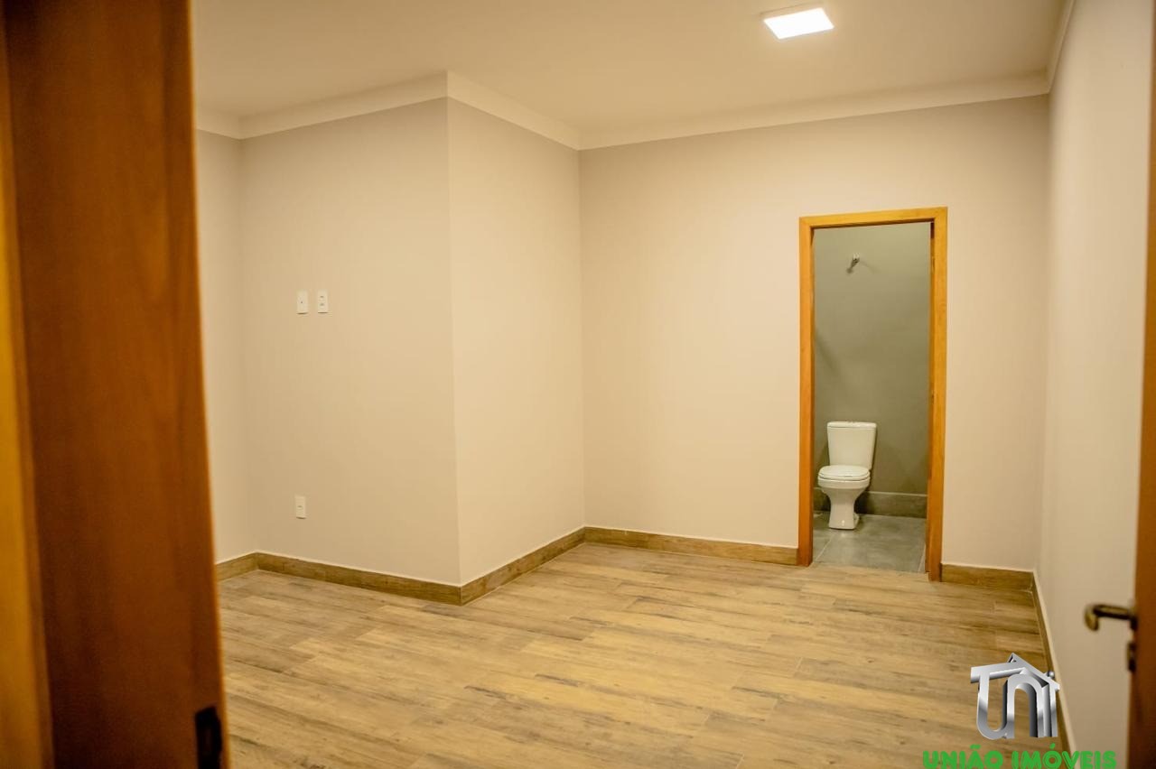 Imperdível! Casa à venda no Jardim Lago do Moinho em Bragança Paulista-SP, com 3 quartos, 1 suíte, 1 sala, churrasqueira e piscina.