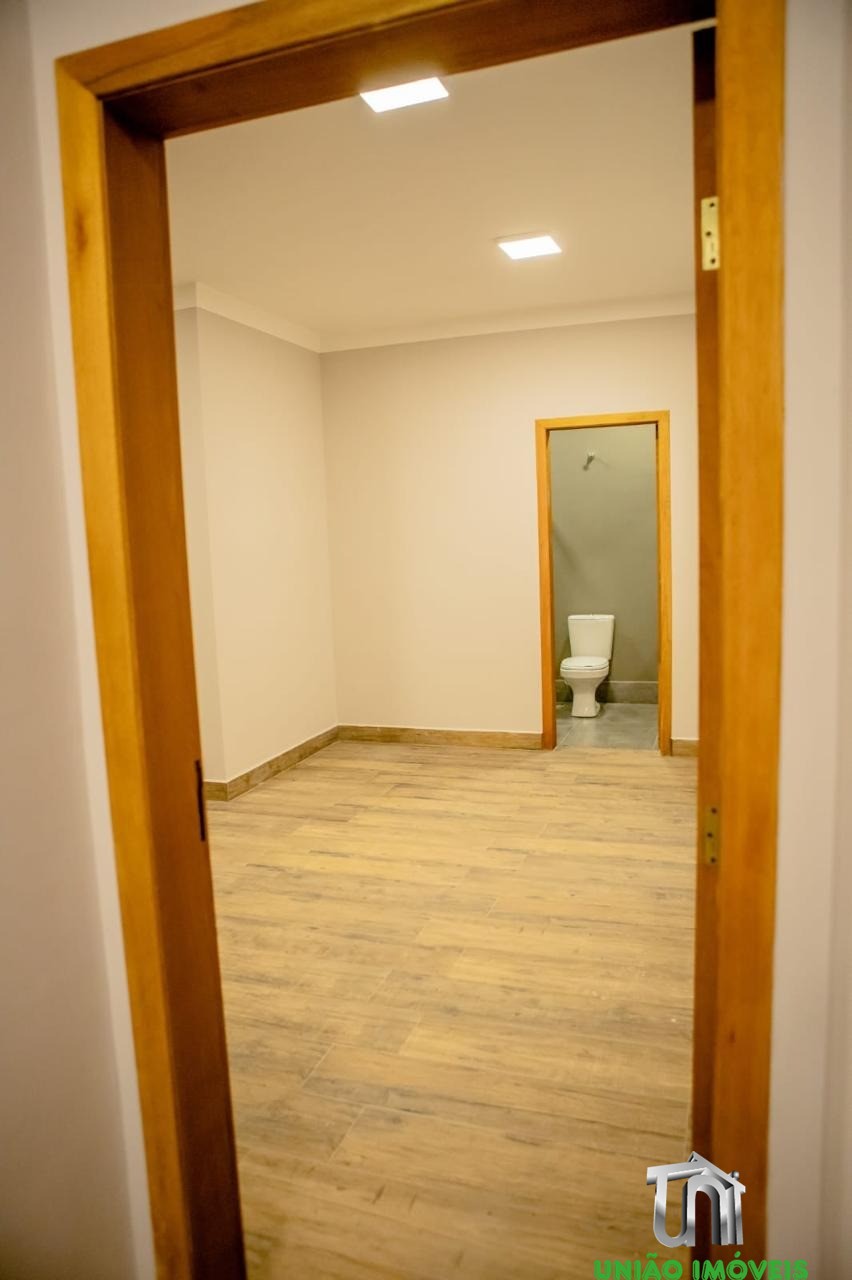 Imperdível! Casa à venda no Jardim Lago do Moinho em Bragança Paulista-SP, com 3 quartos, 1 suíte, 1 sala, churrasqueira e piscina.