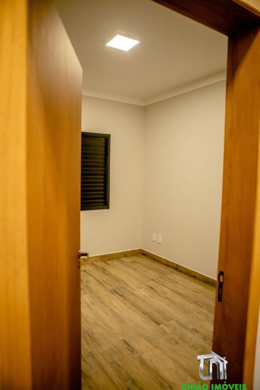Imperdível! Casa à venda no Jardim Lago do Moinho em Bragança Paulista-SP, com 3 quartos, 1 suíte, 1 sala, churrasqueira e piscina.