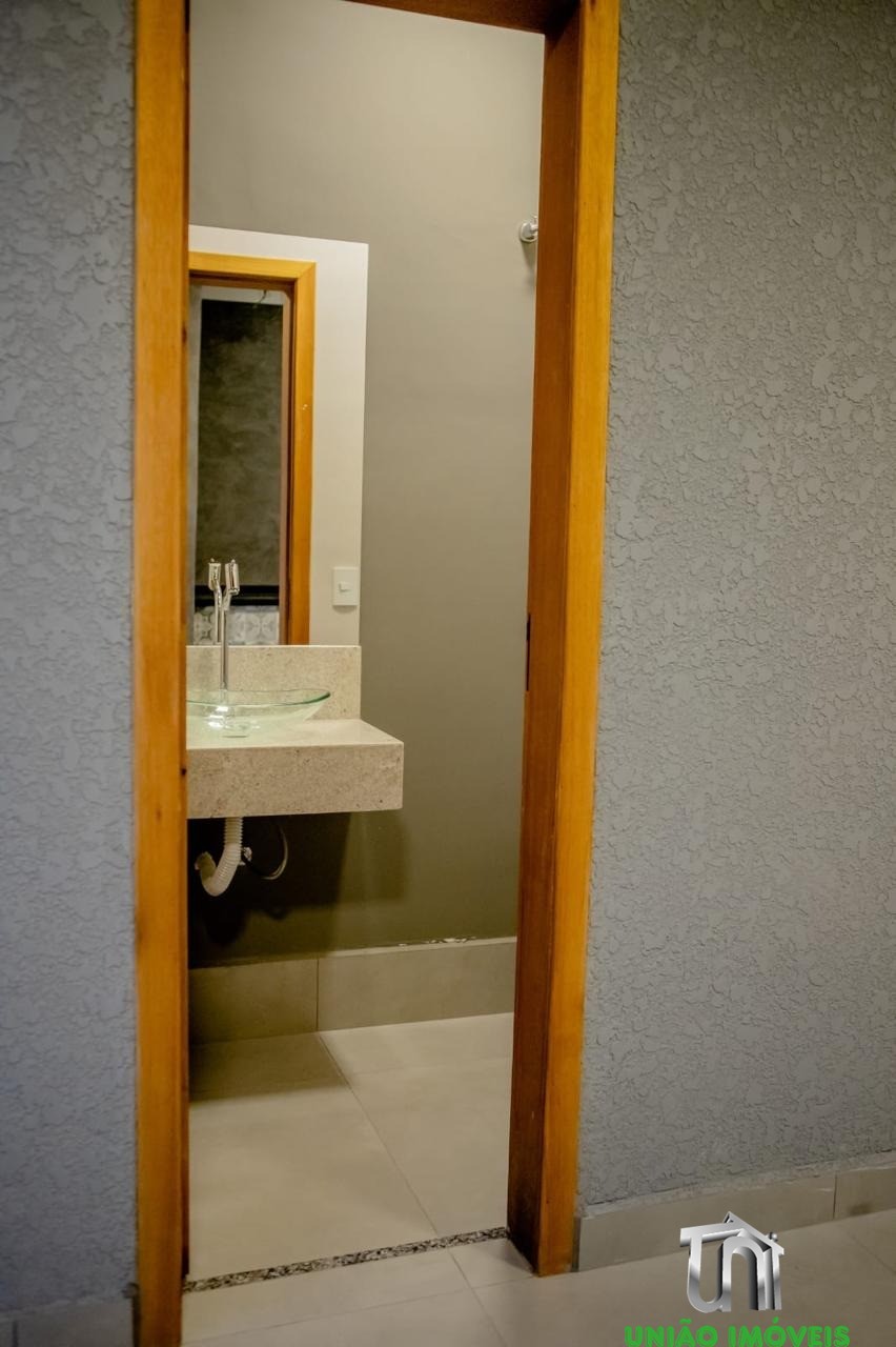 Imperdível! Casa à venda no Jardim Lago do Moinho em Bragança Paulista-SP, com 3 quartos, 1 suíte, 1 sala, churrasqueira e piscina.