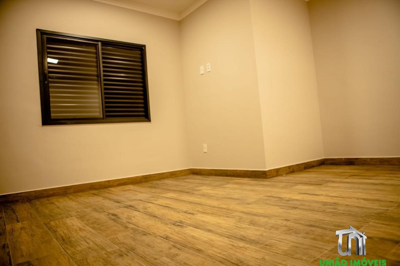Imperdível! Casa à venda no Jardim Lago do Moinho em Bragança Paulista-SP, com 3 quartos, 1 suíte, 1 sala, churrasqueira e piscina.