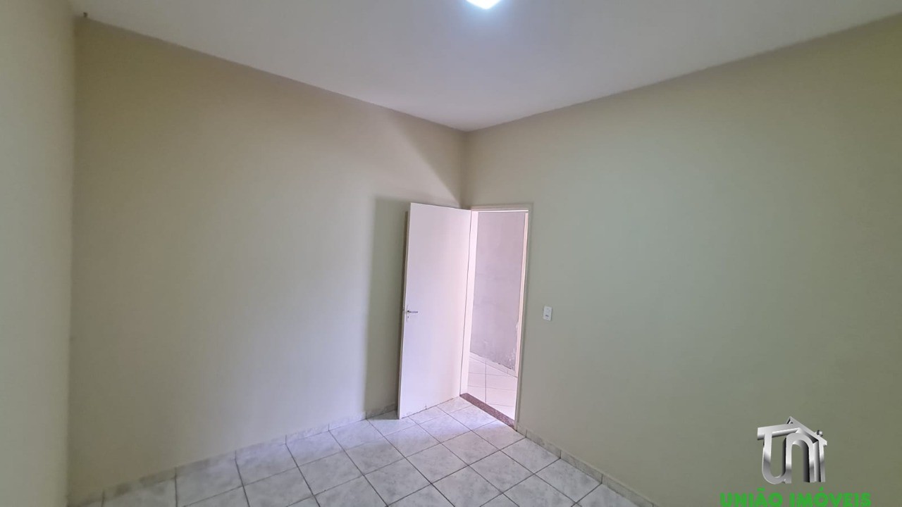 Imóvel de alto padrão à venda em localização privilegiada: Casa com 3 quartos, 1 sala, 1 banheiro, 3 vagas de garagem.
