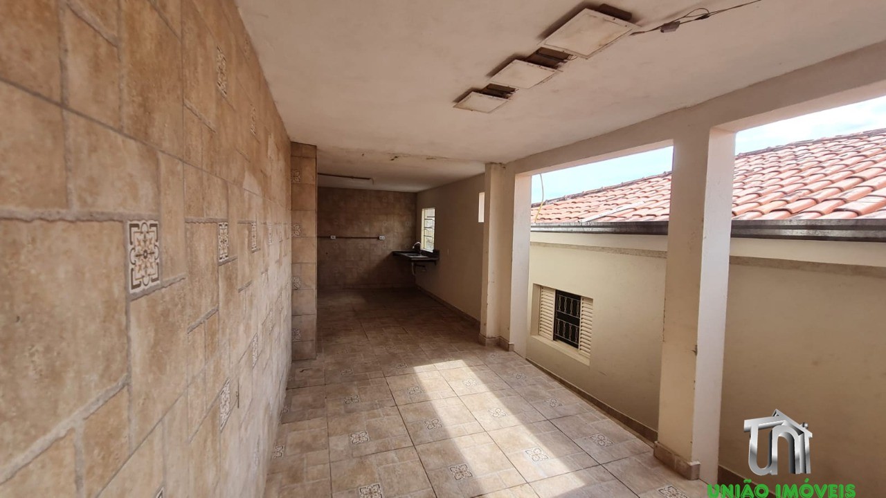 Imóvel de alto padrão à venda em localização privilegiada: Casa com 3 quartos, 1 sala, 1 banheiro, 3 vagas de garagem.