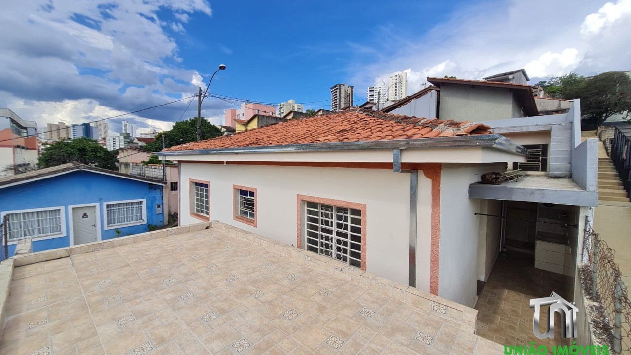 Imóvel de alto padrão à venda em localização privilegiada: Casa com 3 quartos, 1 sala, 1 banheiro, 3 vagas de garagem.
