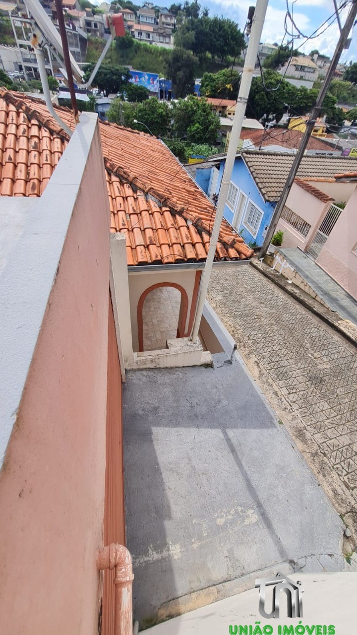 Imóvel de alto padrão à venda em localização privilegiada: Casa com 3 quartos, 1 sala, 1 banheiro, 3 vagas de garagem.