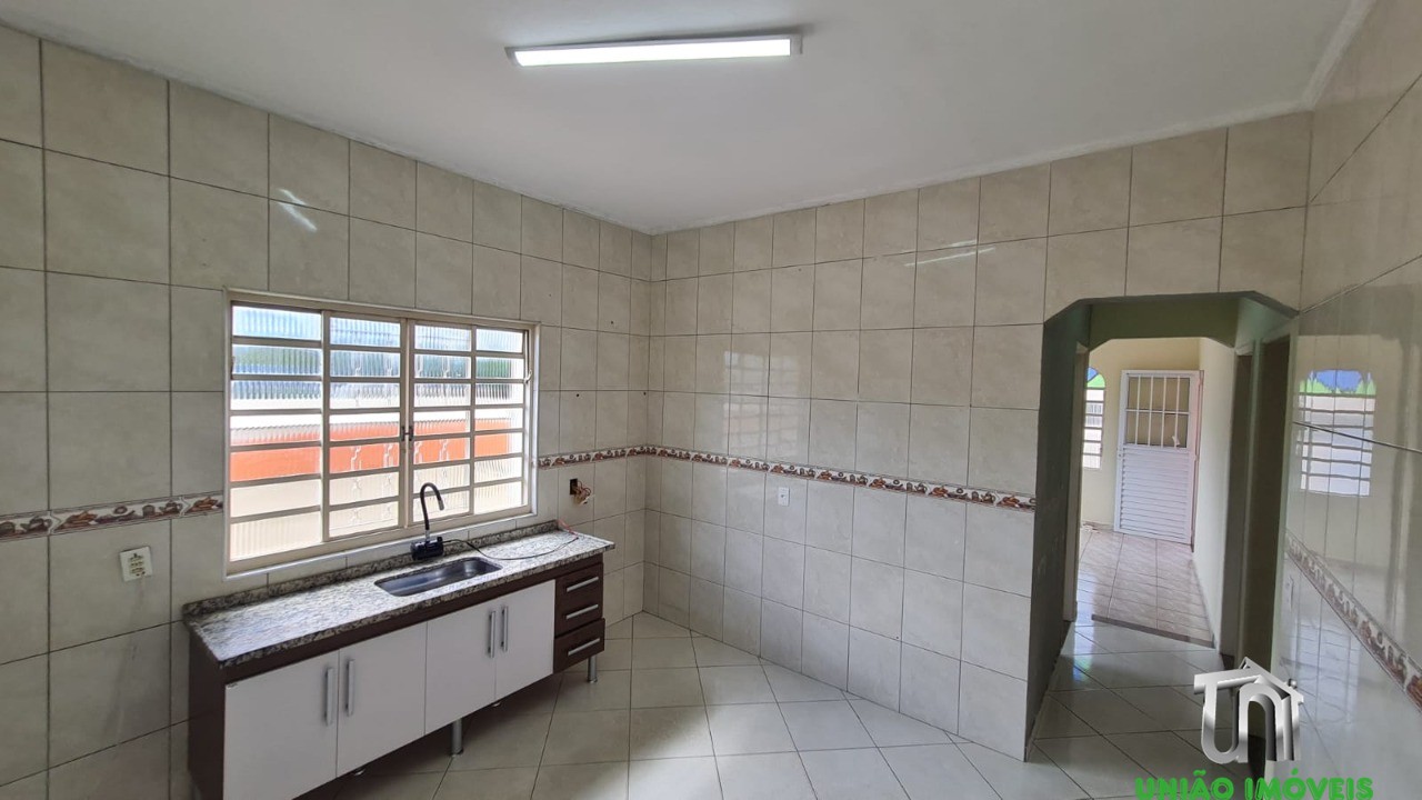 Imóvel de alto padrão à venda em localização privilegiada: Casa com 3 quartos, 1 sala, 1 banheiro, 3 vagas de garagem.