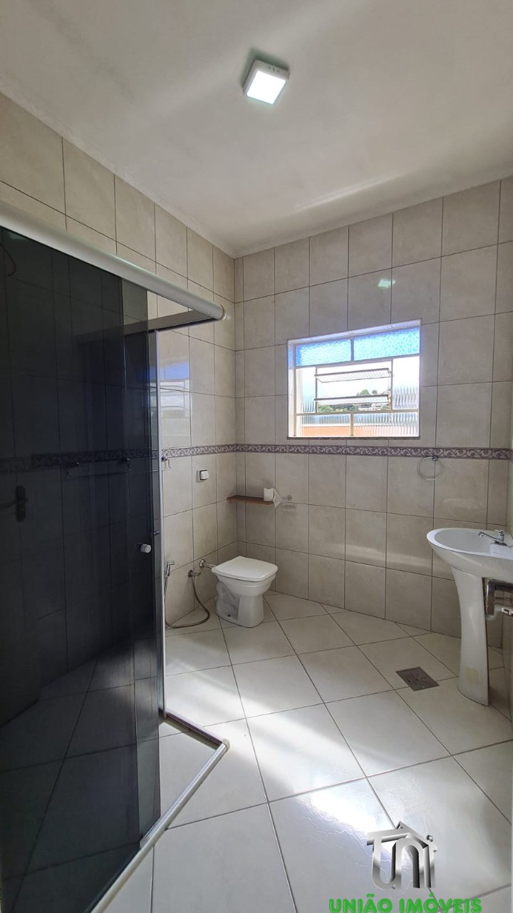 Imóvel de alto padrão à venda em localização privilegiada: Casa com 3 quartos, 1 sala, 1 banheiro, 3 vagas de garagem.