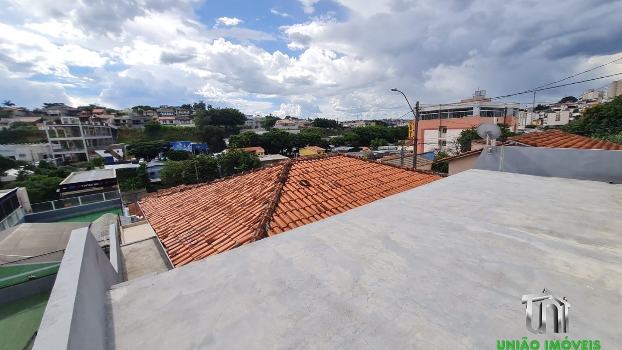 Imóvel de alto padrão à venda em localização privilegiada: Casa com 3 quartos, 1 sala, 1 banheiro, 3 vagas de garagem.