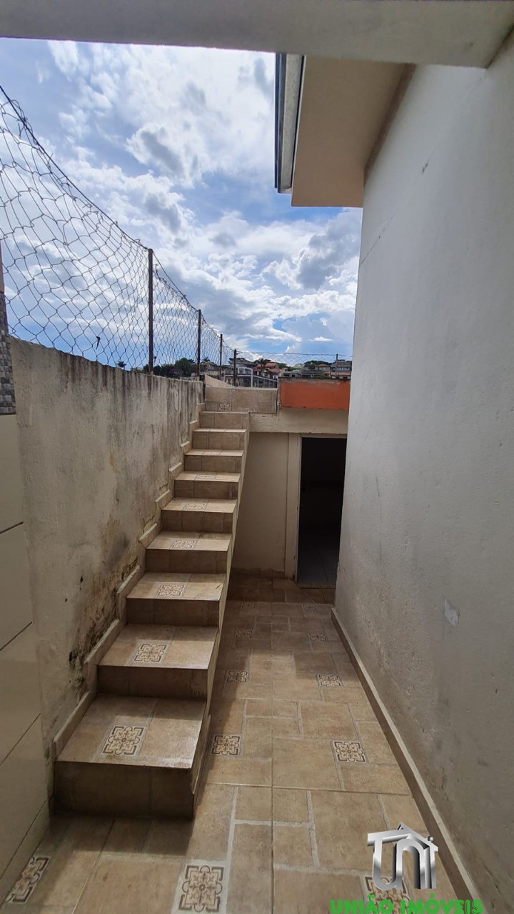 Imóvel de alto padrão à venda em localização privilegiada: Casa com 3 quartos, 1 sala, 1 banheiro, 3 vagas de garagem.
