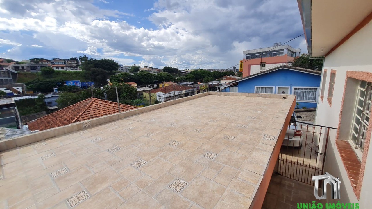 Imóvel de alto padrão à venda em localização privilegiada: Casa com 3 quartos, 1 sala, 1 banheiro, 3 vagas de garagem.