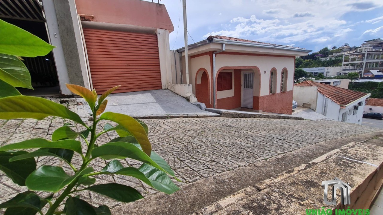 Imóvel de alto padrão à venda em localização privilegiada: Casa com 3 quartos, 1 sala, 1 banheiro, 3 vagas de garagem.