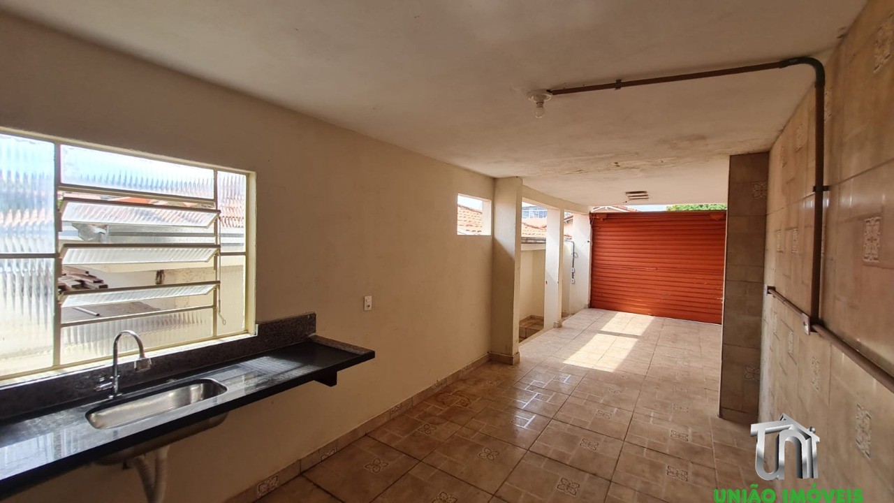 Imóvel de alto padrão à venda em localização privilegiada: Casa com 3 quartos, 1 sala, 1 banheiro, 3 vagas de garagem.