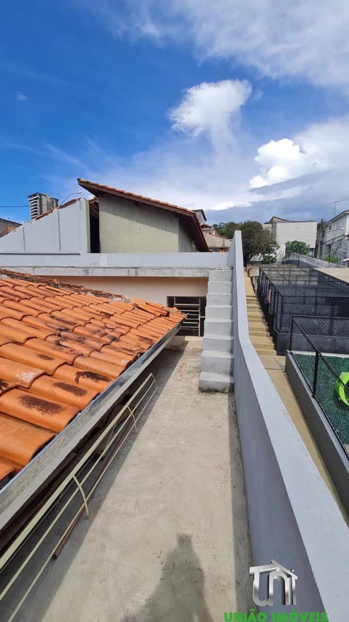 Imóvel de alto padrão à venda em localização privilegiada: Casa com 3 quartos, 1 sala, 1 banheiro, 3 vagas de garagem.