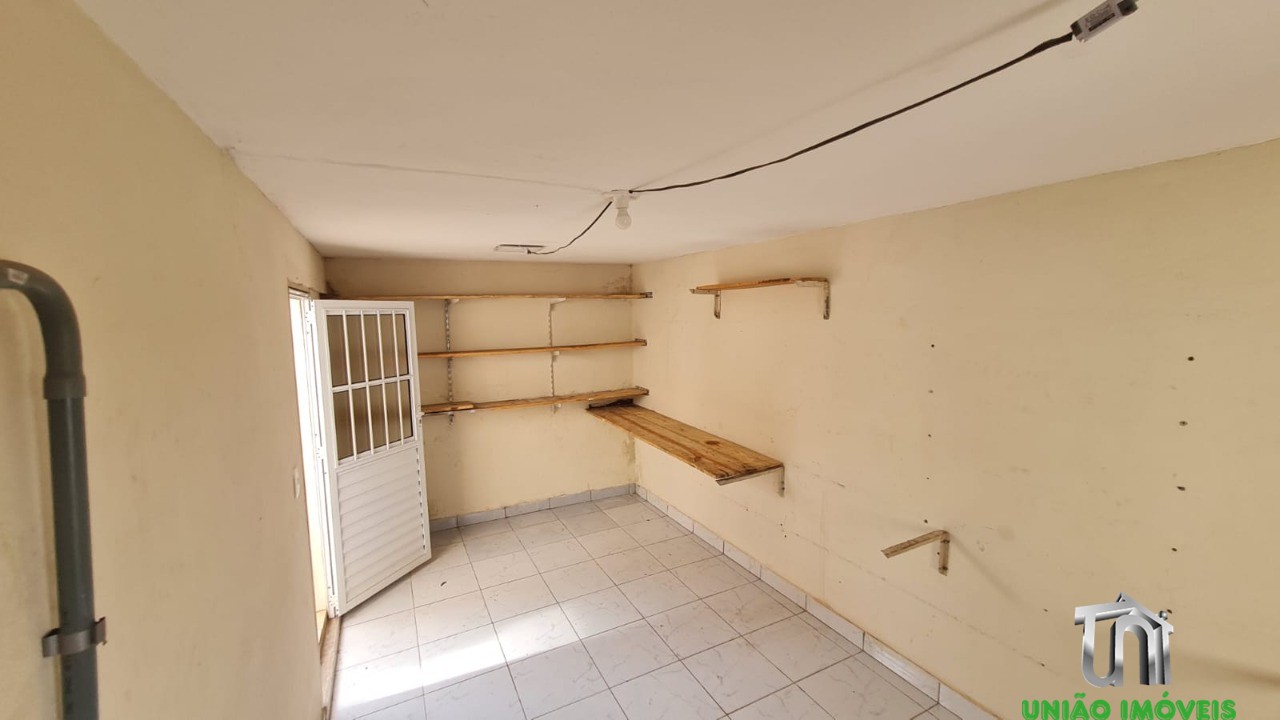Imóvel de alto padrão à venda em localização privilegiada: Casa com 3 quartos, 1 sala, 1 banheiro, 3 vagas de garagem.