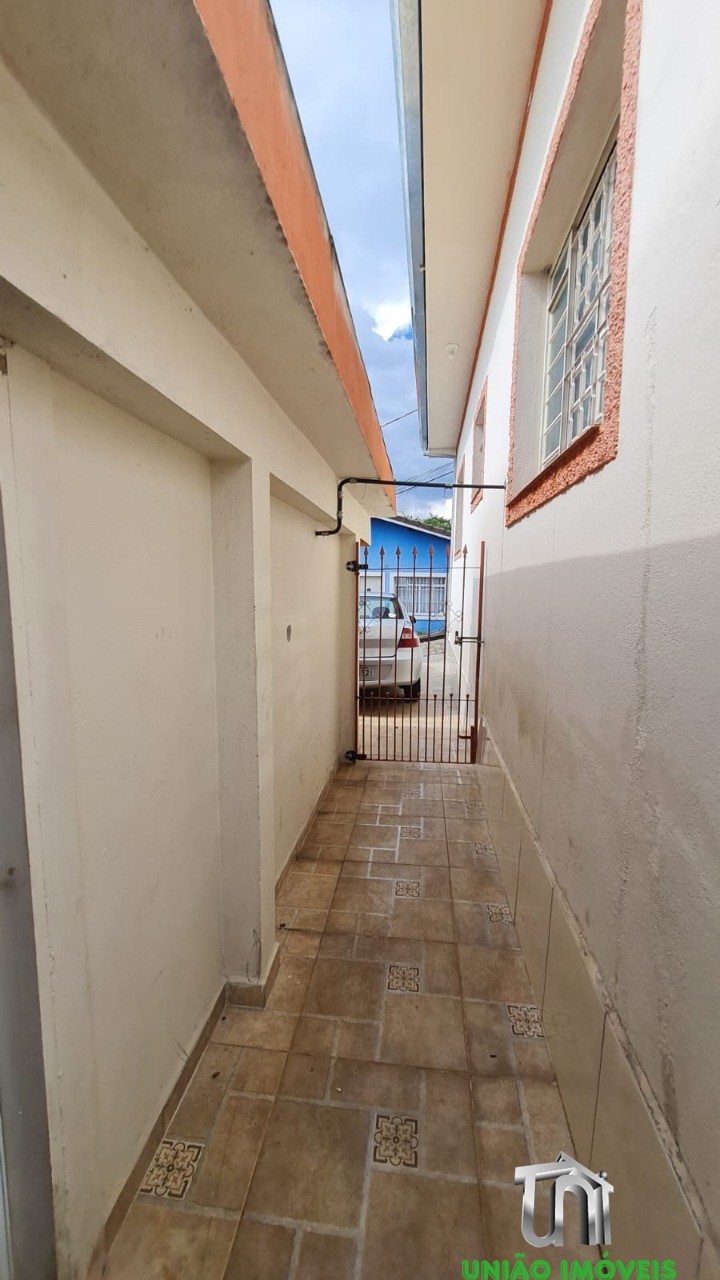 Imóvel de alto padrão à venda em localização privilegiada: Casa com 3 quartos, 1 sala, 1 banheiro, 3 vagas de garagem.