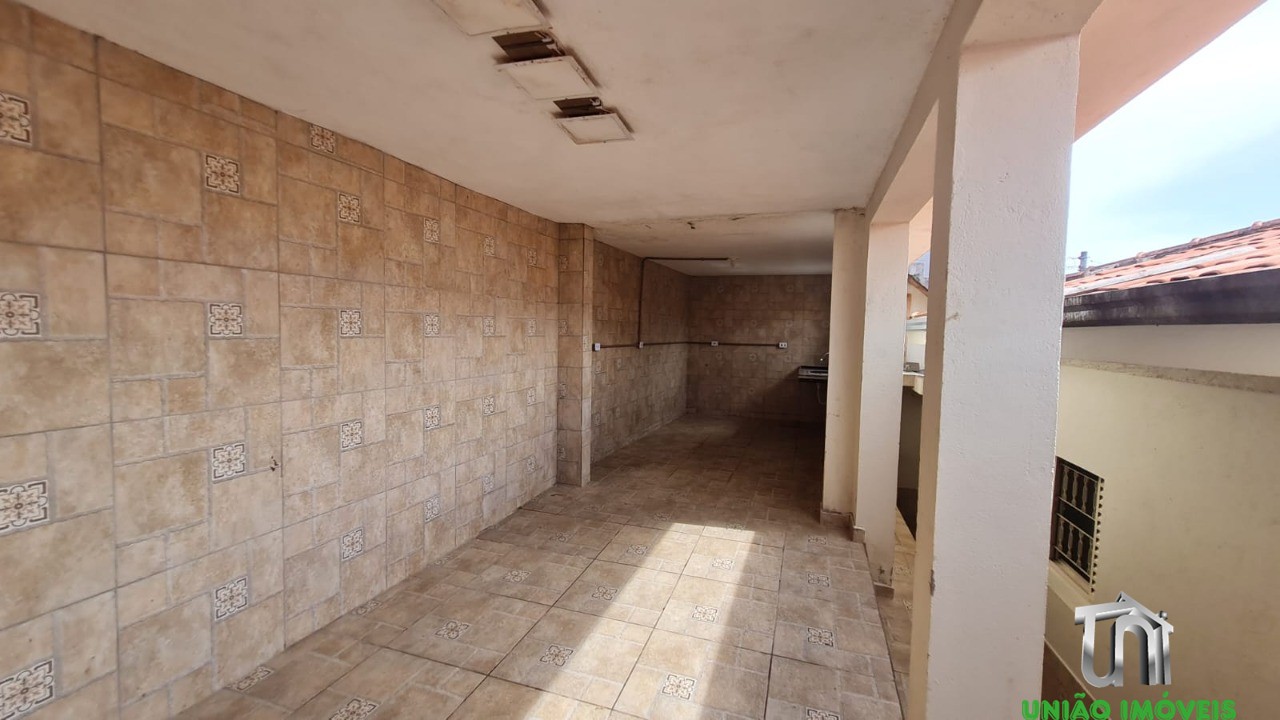 Imóvel de alto padrão à venda em localização privilegiada: Casa com 3 quartos, 1 sala, 1 banheiro, 3 vagas de garagem.