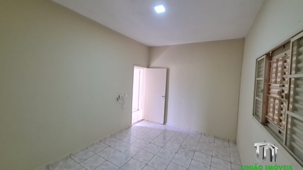 Imóvel de alto padrão à venda em localização privilegiada: Casa com 3 quartos, 1 sala, 1 banheiro, 3 vagas de garagem.